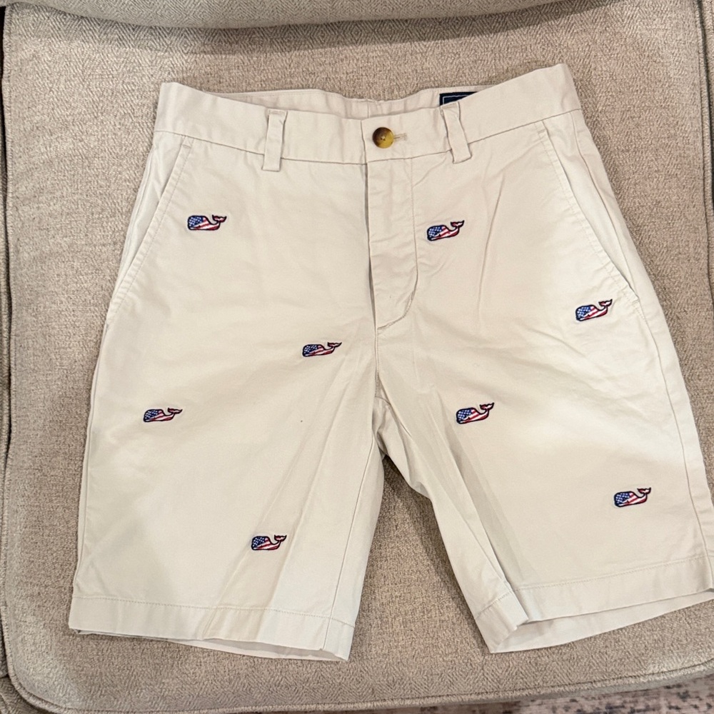Vineyard Vines Men's White Embroidered Shorts size 28